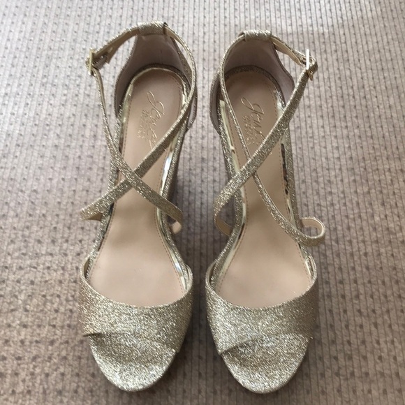 NWOB! BADGLEY MISCHKA Size 8.5 gold metallic wedge - Picture 1 of 10